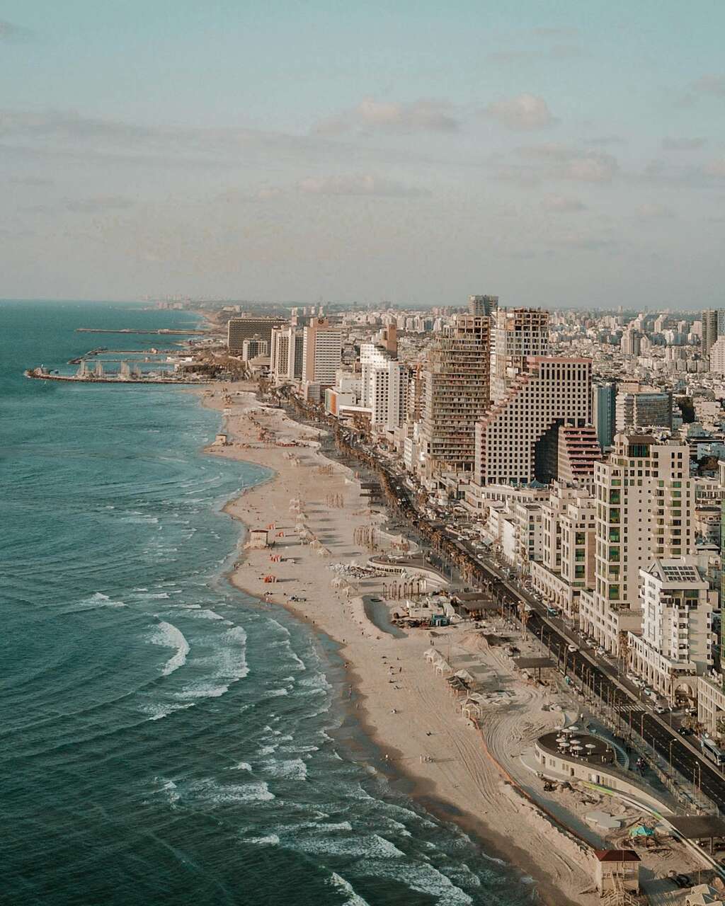 חופשה במלון פנטזיות ונערת ליווי סיפור סקס מפתה על גבר בן 38 ששבר את השגרה
